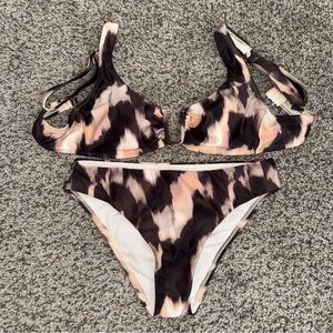 NWOT Junior’s / Women’s Abstract Print Bikini Set